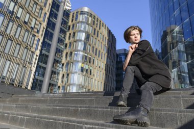 St. Petersbu bir gökdelen arka plan üzerinde güzel kız