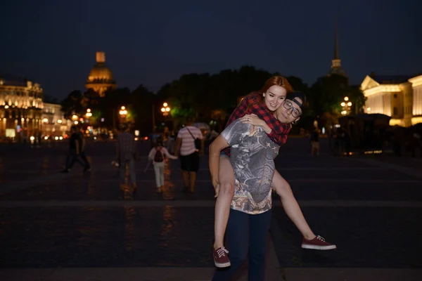 Love Story of young couple in St. Petersburg landmarks background — Stock Photo, Image