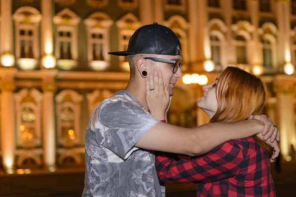 Historia de amor de pareja joven en San Petersburgo hitos fondo — Foto de Stock