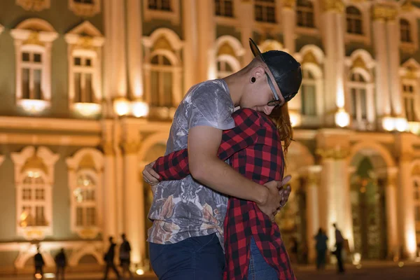 Love Story of young couple in St. Petersburg landmarks background — Stock Photo, Image