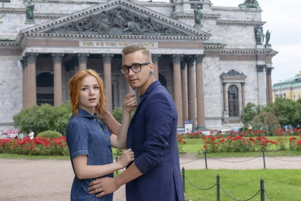 Historia de amor de pareja joven en San Petersburgo hitos fondo — Foto de Stock