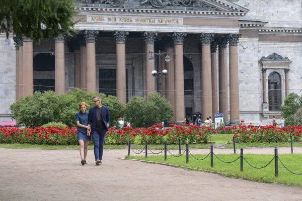 St. Petersburg yerler arka planda genç çift aşk hikayesi