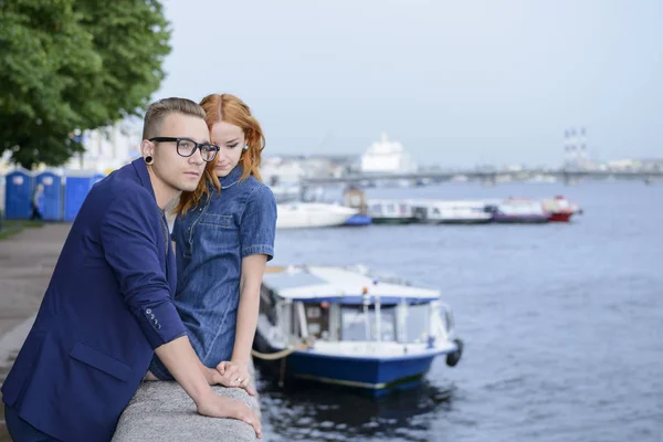 Historia de amor de pareja joven en San Petersburgo hitos fondo — Foto de Stock