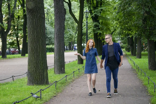 Historia de amor de pareja joven en San Petersburgo hitos fondo — Foto de Stock