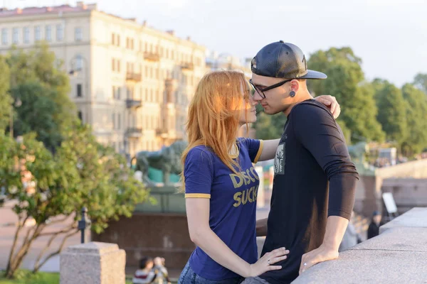 Historia de amor de pareja joven en San Petersburgo hitos fondo — Foto de Stock