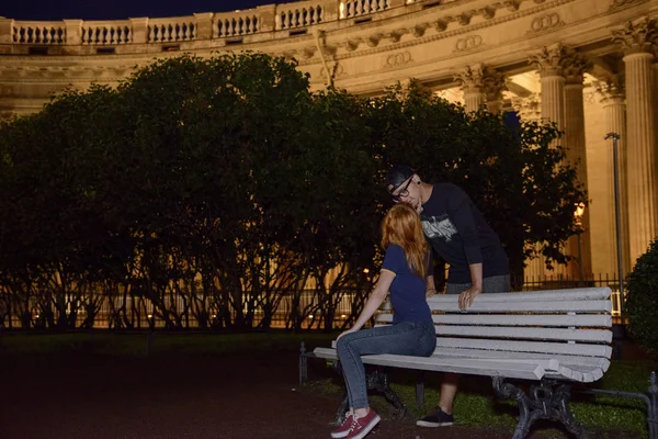 Historia de amor de pareja joven en San Petersburgo hitos fondo — Foto de Stock