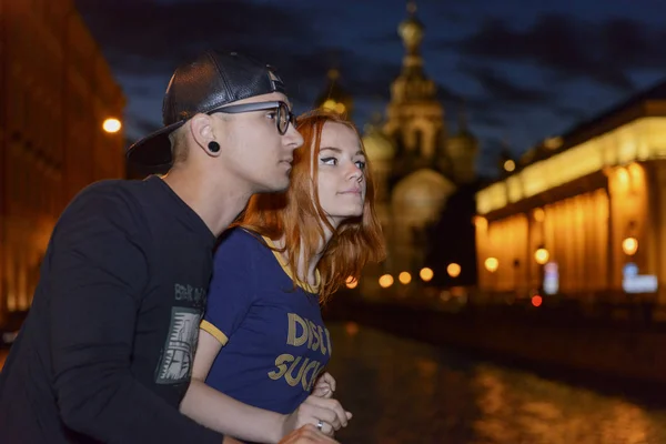 Historia de amor de pareja joven en San Petersburgo hitos fondo — Foto de Stock