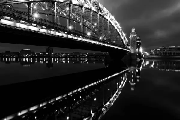 圣彼得堡城市景观 Bolsheokhtinsky 大桥黎明时分 — 图库照片