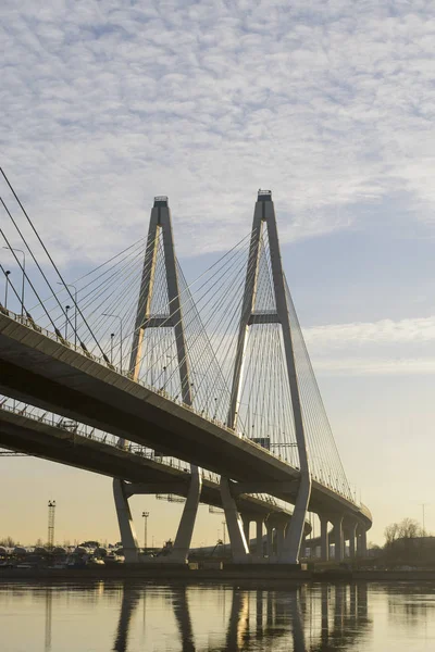 サンクトペテルブルクのネヴァ川に架かる斜張橋のビュー — ストック写真