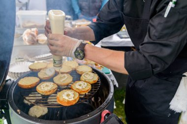 Sığır eti Burger açık açık mutfak uluslararası gıda festival olay üzerinde yapma Şef.