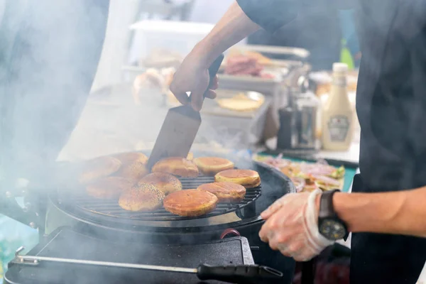 Chef fazendo hambúrgueres de carne ao ar livre na cozinha aberta evento festival internacional de comida . — Fotografia de Stock