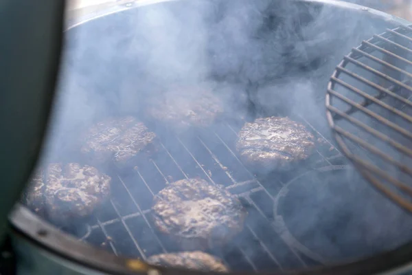 Chef fazendo hambúrgueres de carne ao ar livre na cozinha aberta evento festival internacional de comida . — Fotografia de Stock