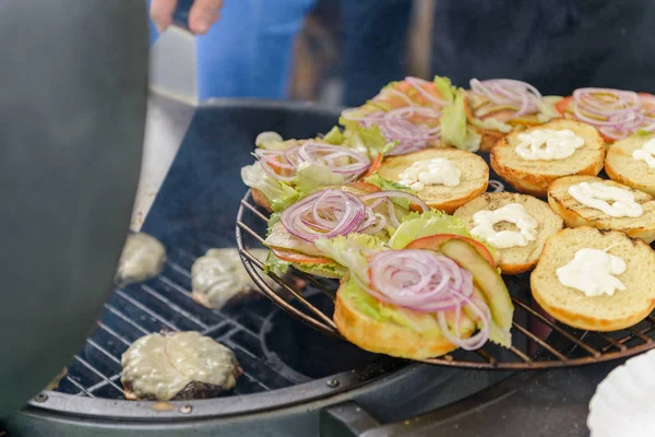 Chef fazendo hambúrgueres de carne ao ar livre na cozinha aberta evento festival internacional de comida . — Fotografia de Stock