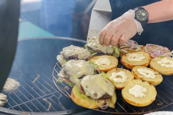 Chef fazendo hambúrgueres de carne ao ar livre na cozinha aberta evento festival internacional de comida . — Fotografia de Stock