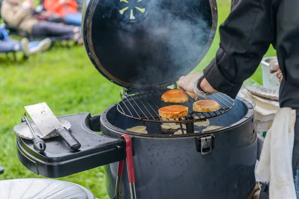 Chef making beef burgers outdoor on open kitchen international food festival event. — Stock Photo, Image