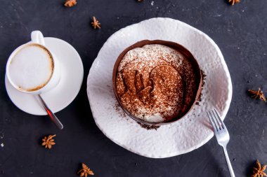 Bir beton zemin üzerine büyük bir çikolata yumurta tiramisu