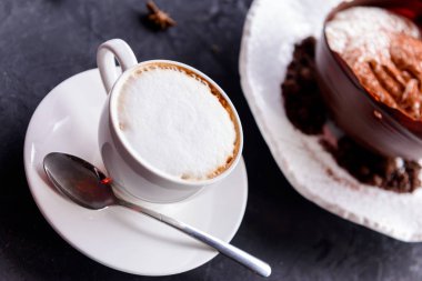 Bir beton zemin üzerine büyük bir çikolata yumurta tiramisu