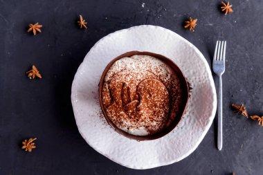 Bir beton zemin üzerine büyük bir çikolata yumurta tiramisu