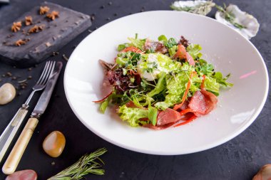 bir beton zemin üzerine güzel bileşiminde taze salata