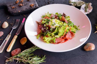 bir beton zemin üzerine güzel bileşiminde taze salata