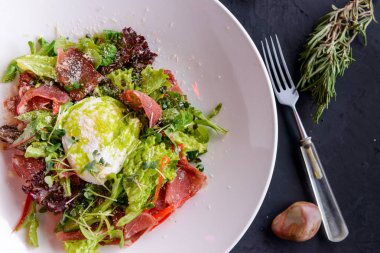 bir beton zemin üzerine güzel bileşiminde taze salata