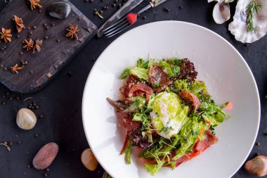 bir beton zemin üzerine güzel bileşiminde taze salata