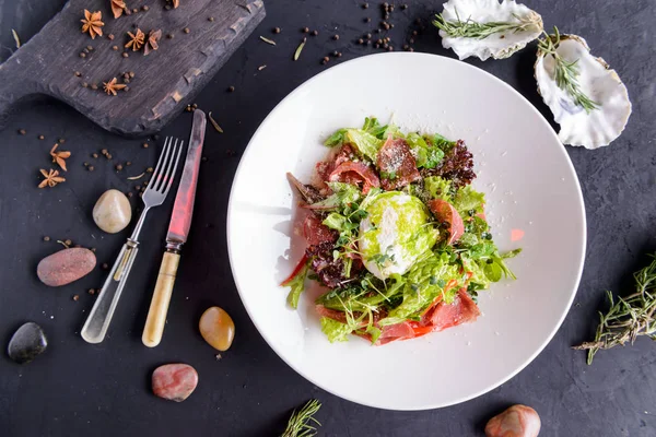 bir beton zemin üzerine güzel bileşiminde taze salata