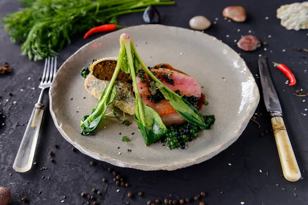 Hermosa comida servida en el plato, carne con verduras naturales Imágenes De Stock Sin Royalties Gratis