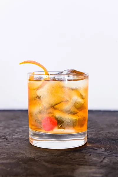 Frischer Cocktailsaft aus Orangen und anderen Sommerfrüchten Stockbild