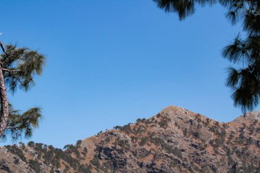 Önünde dağ zirvesi olan güzel mavi gökyüzü. Barış kavramı.