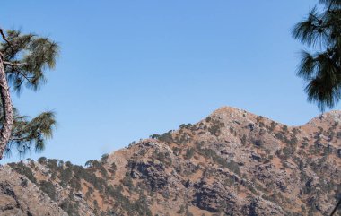 Arka planda mavi gökyüzü olan kahverengi tepe zirvesi. Balayı konsepti.