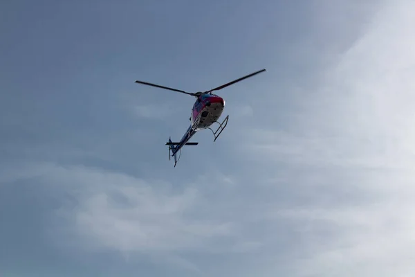 2017年3月19日 在印度查谟 一架红白相间的直升机在高空高速着陆 冻结了旋翼的运动 — 图库照片