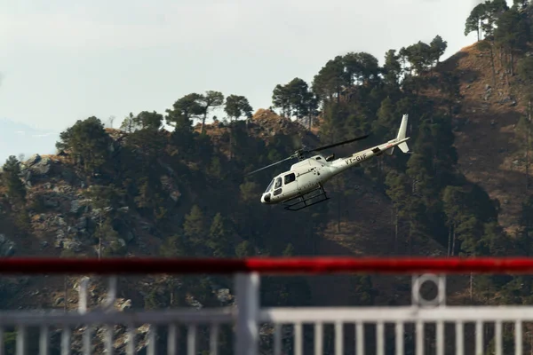 Március 2017 Jammu Kashmir India Fehér Helikopter Során Felszállás Erdő — Stock Fotó