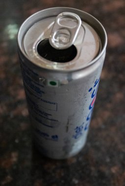 23 Ağustos 2017, Haryana, Hindistan - Obezite ve Karbonatlı içecekler konsepti için yüksek açılı bir diyet Pepsi kutusu yakın çekim.