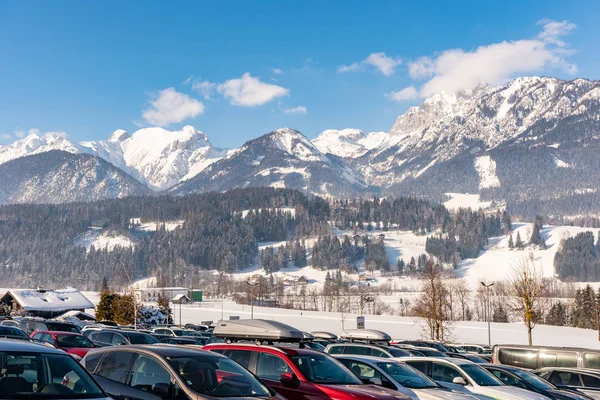 Parcheggio presso Hauser Kaibling - una delle migliori stazioni sciistiche austriache. Montagne innevate sullo sfondo — Foto Stock