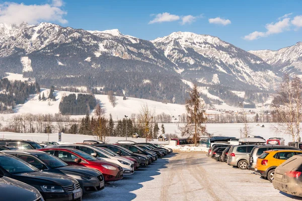 Автостоянка у Hauser Kaibling - одного из лучших горнолыжных курортов Австрии. На заднем плане горы покрыты снегом — стоковое фото