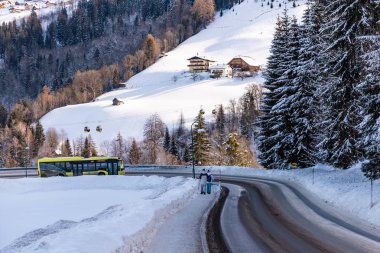 Kar üzerindeki Sarı Kayak Otobüsü kayak bölgesi Schladming Dachstein, Avusturya ve Avrupa 'da yolu kapladı