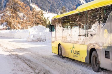 Kar üzerindeki Sarı Kayak Otobüsü kayak bölgesi Schladming Dachstein, Avusturya ve Avrupa 'da yolu kapladı