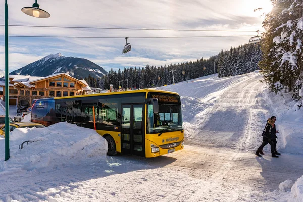 Kar üzerindeki turuncu kayak otobüsleri kayak bölgesi Schladming Dachstein, Avusturya ve Avrupa 'da yolu kapladı