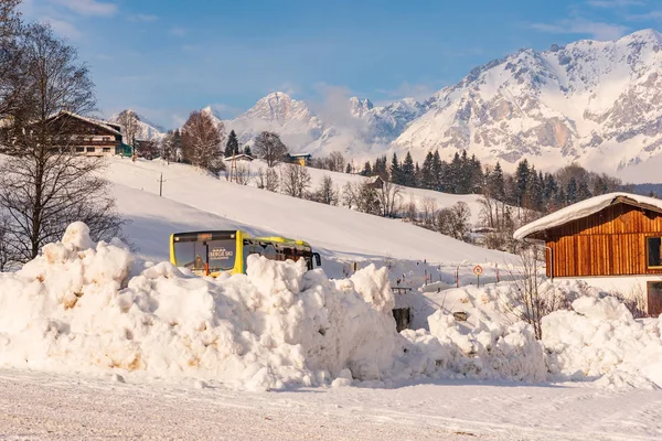 Arrêt de bus autrichien, domaine skiable Schladming-Dachstein, Autour de la route enneigée, des arbres et des montagnes . — Photo