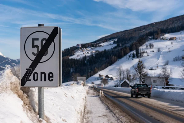 Segnale stradale 50 zone, avviso limite di velocità, servizi invernali, Schladming Dachstein, Stiria, Austria, Europa — Foto Stock