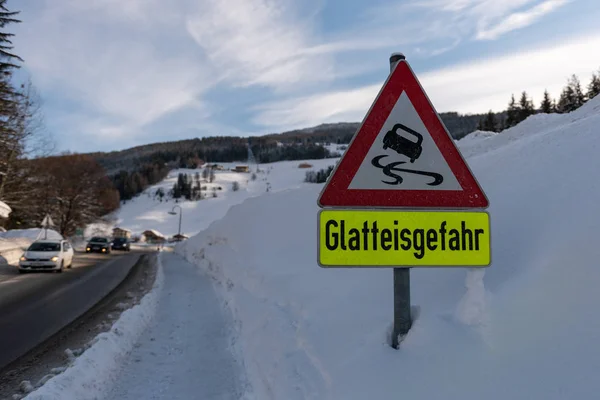 Kara buz tehlikesi - Glatteisgefahr trafik işareti, uyarı, kış hizmetleri, Schladming Dachstein. Karla kaplı yollar ve ağaçlar. Avusturya, Europa