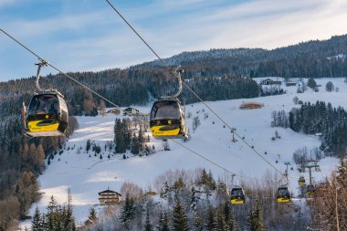 Sarı teleferikler, Schladming üzerinde kayak gondolu, Planai West Hochwurzen - Tyrol, Avusturya 'da popüler Kayak merkezi. 