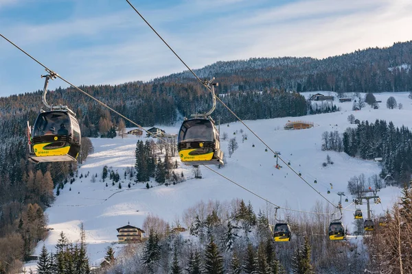 Sarı teleferikler, Schladming üzerinde kayak gondolu, Planai West Hochwurzen - Tyrol, Avusturya 'da popüler Kayak merkezi. 