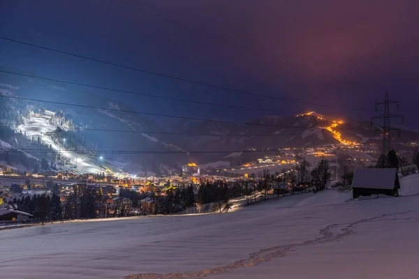 Notte tarda, montagne notturne paesaggio urbano di una famosa località sciistica nelle Alpi austriache, Schladming Dachstein, Steiermark, Austria . — Foto Stock