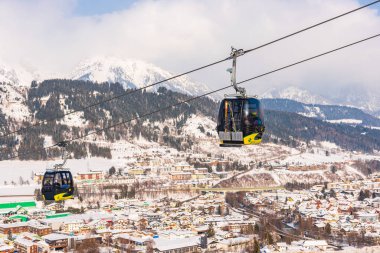 Sarı teleferikler, Schladming üzerinde kayak gondolları Batı Hochwurzen - Tyrol, Avusturya 'da popüler Kayak merkezi.