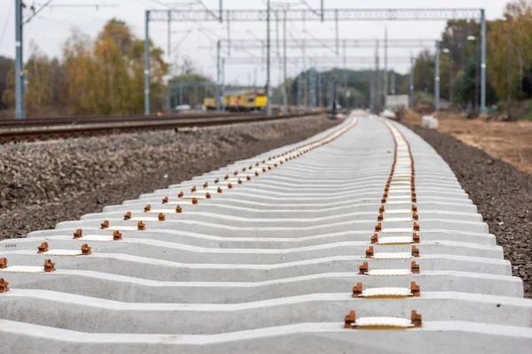 Demiryolu hattının modernizasyonu. Yeni pist, ezilmiş taş, demiryolu uyuyanları - yakın plan
