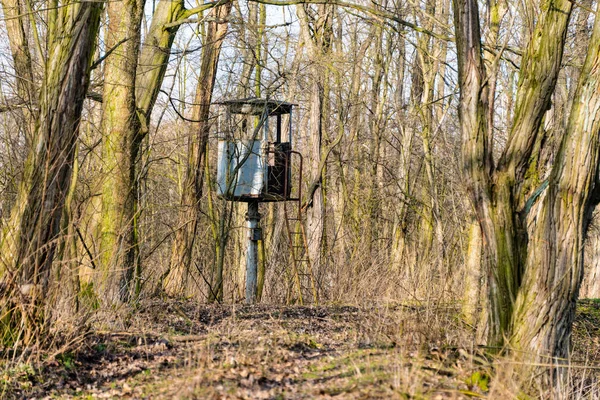 Uma Velha Torre Vigia Militar Enferrujada Localizada Floresta Início Primavera — Fotografia de Stock