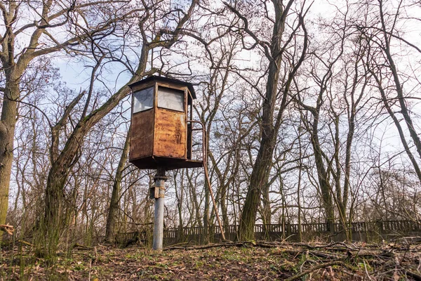 Una Vieja Torre Vigilancia Militar Oxidada Situada Bosque Primavera Temprana — Foto de Stock