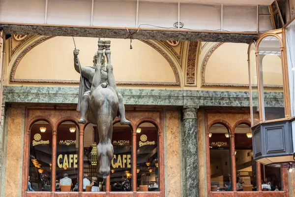 Prag 'daki Art Nouveau Lucerna Sarayı' nın tavanında ters dönmüş ölü bir ata binen Kral Wenceslas 'ın heykeli. Prag doğumlu sanatçı David Cerny tarafından yaratıldı.